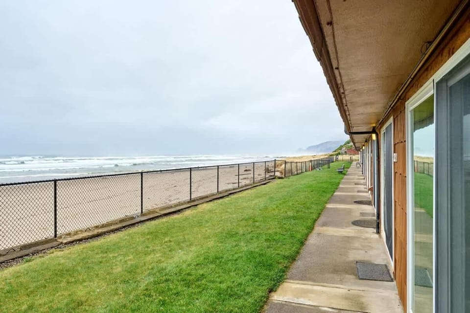 Cozy Ground Floor Beachfront Suite - Sleeps 4 - Pool and Sauna House in Lincoln City
