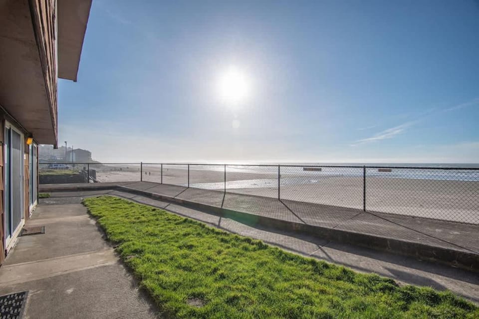 Beachfront Suite - Ground Floor - Pool and Sauna House in Lincoln City