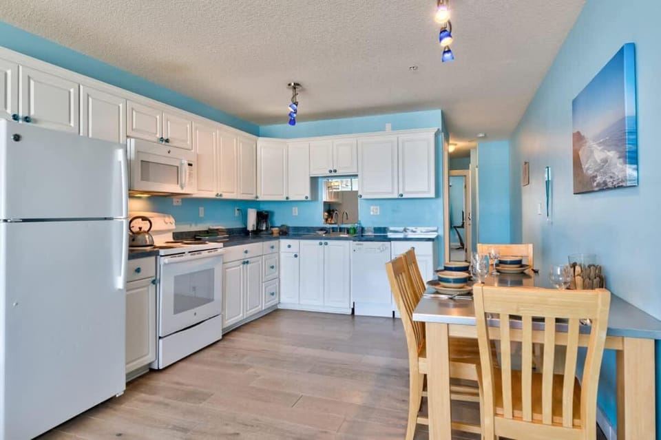 Beachfront Suite - Second Floor - Sleeps 2 - Pool and Sauna House in Lincoln City