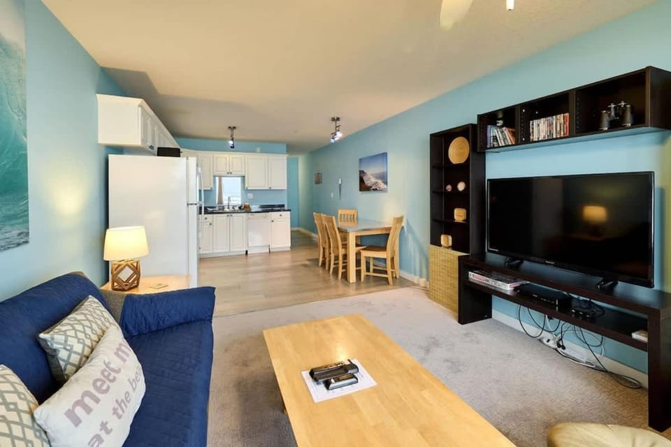 Beachfront Suite - Second Floor - Sleeps 2 - Pool and Sauna House in Lincoln City