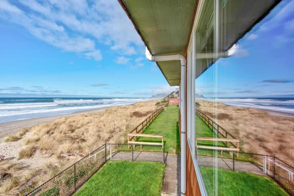 Beachfront Suite - Second Floor - Sleeps 2 - Pool and Sauna House in Lincoln City