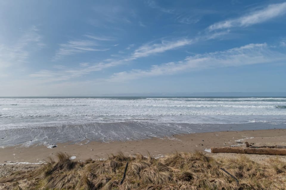 Remodeled Oceanfront Suite - Pool, Sauna, and Ocean Views House in Lincoln City