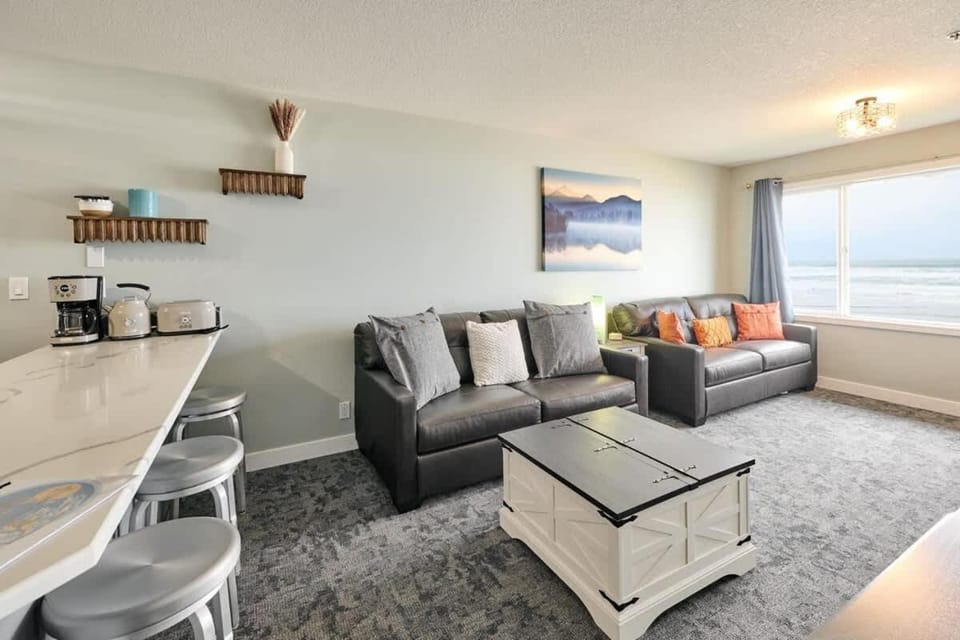 Remodeled Oceanfront Suite - Pool, Sauna, and Ocean Views House in Lincoln City