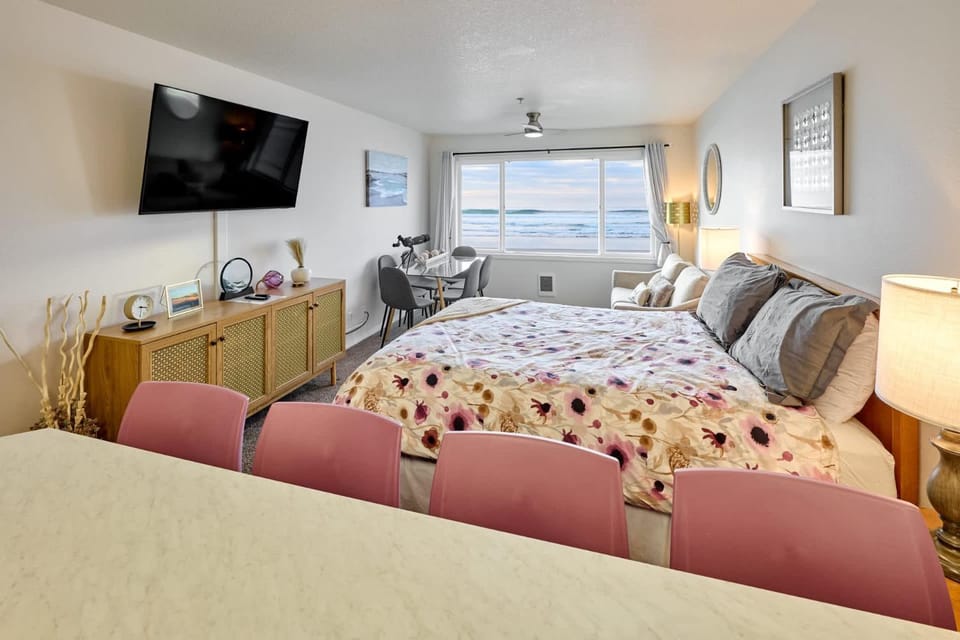 Oceanfront Suite With Beach Access - Pool and Sauna House in Lincoln City