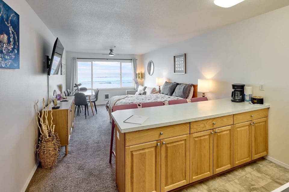 Oceanfront Suite With Beach Access - Pool and Sauna House in Lincoln City