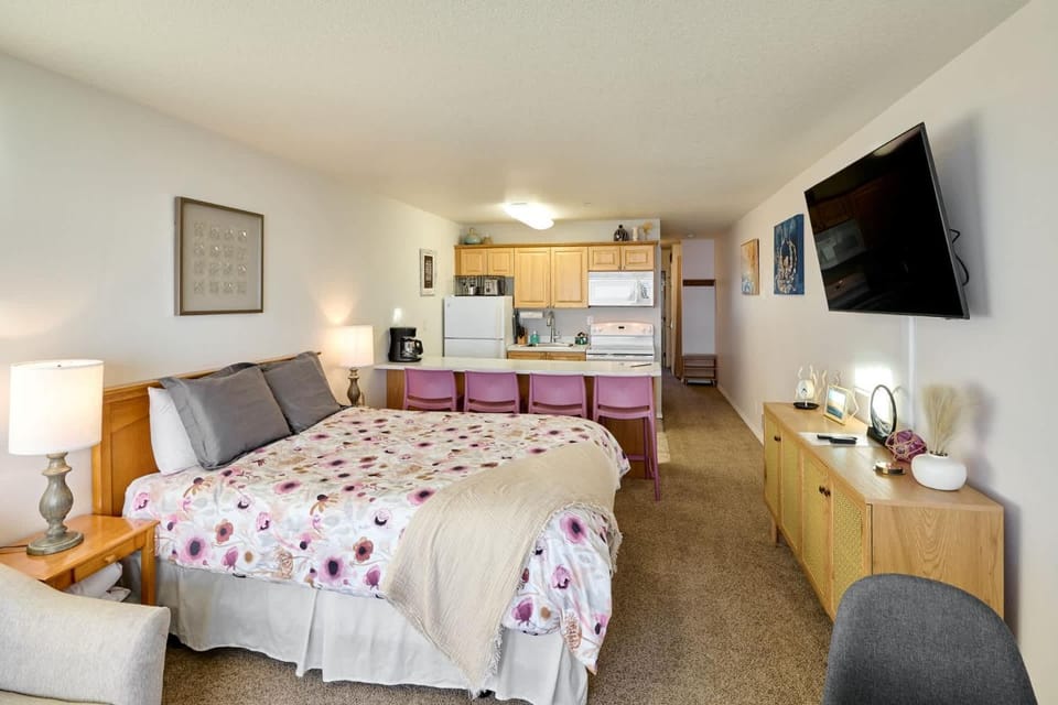 Oceanfront Suite With Beach Access - Pool and Sauna House in Lincoln City