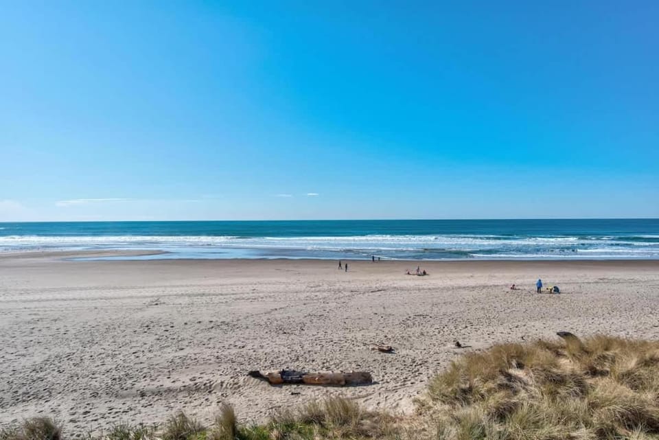 Spacious Beachfront Suite - Sleeps 7 - Second Floor - Pool and Sauna House in Lincoln City