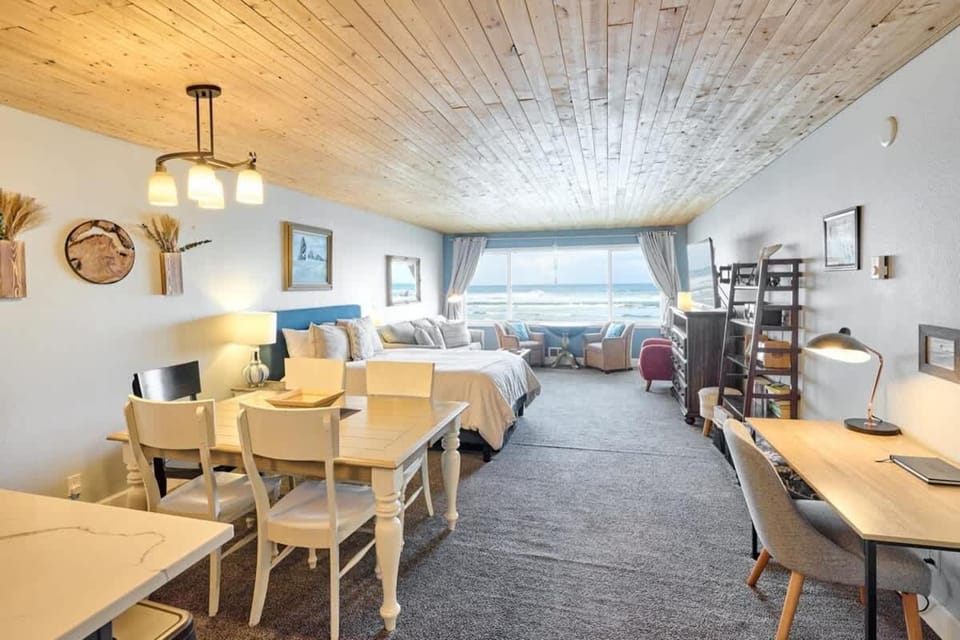Spacious Beachfront Suite - Sleeps 7 - Second Floor - Pool and Sauna House in Lincoln City