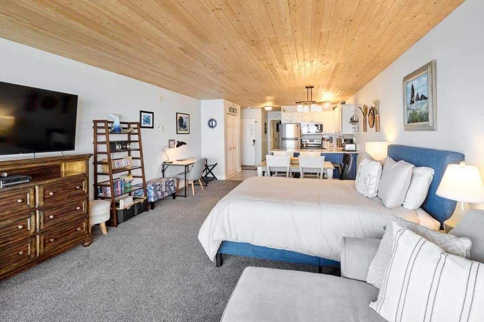 Spacious Beachfront Suite - Sleeps 7 - Second Floor - Pool and Sauna House in Lincoln City