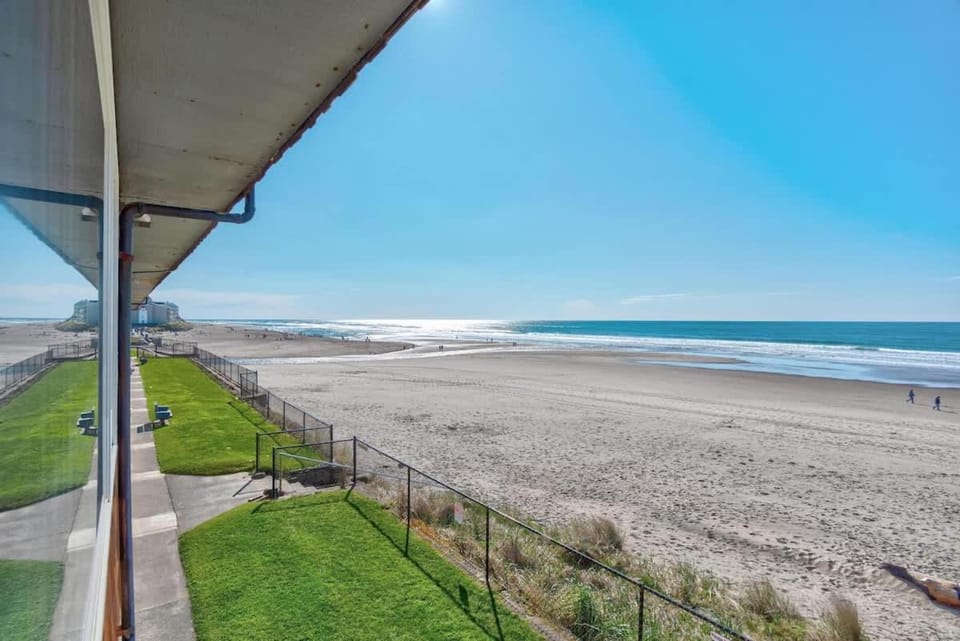 Spacious Beachfront Suite - Sleeps 7 - Second Floor - Pool and Sauna House in Lincoln City