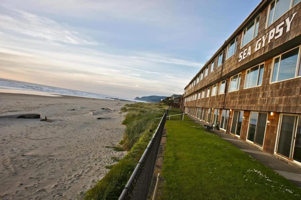 Spacious Beachfront Suite - Sleeps 7 - Second Floor - Pool and Sauna House in Lincoln City