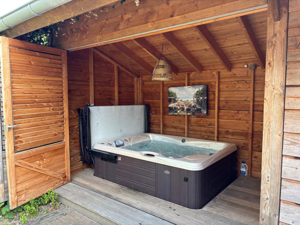 Hot Tub, Spa and wellness centre/facilities