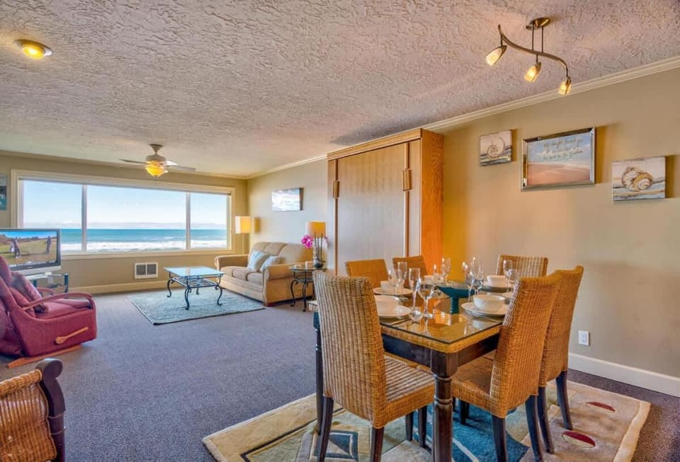 Large Beachfront Suite - Sleeps 6 - Second Floor - Pool and Sauna House in Lincoln City