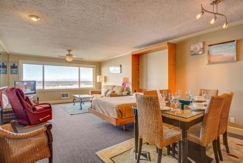 Large Beachfront Suite - Sleeps 6 - Second Floor - Pool and Sauna House in Lincoln City