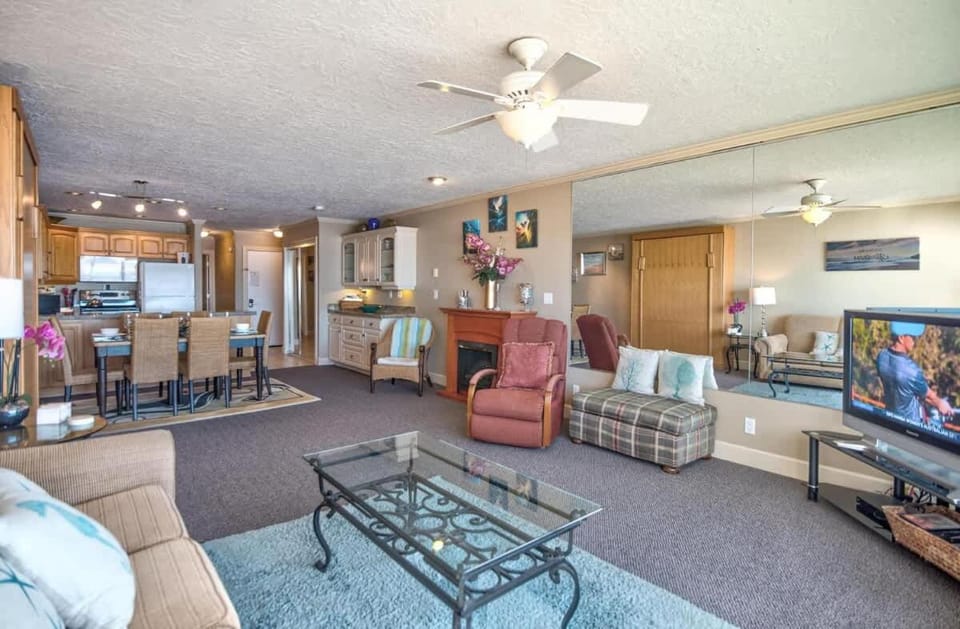 Large Beachfront Suite - Sleeps 6 - Second Floor - Pool and Sauna House in Lincoln City