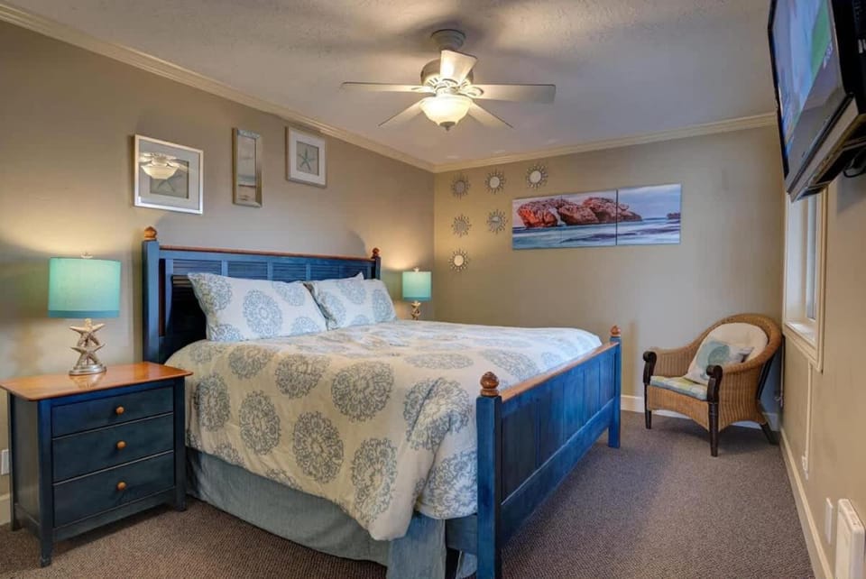 Large Beachfront Suite - Sleeps 6 - Second Floor - Pool and Sauna House in Lincoln City