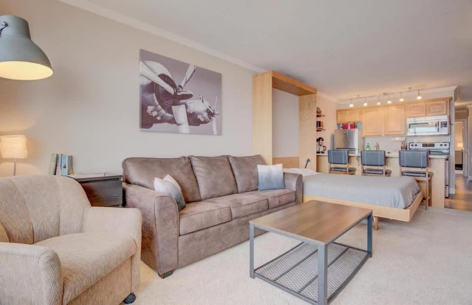 Luxurious Oceanfront Suite - Sleeps 6 - Second Floor - Pool and Sauna House in Lincoln City
