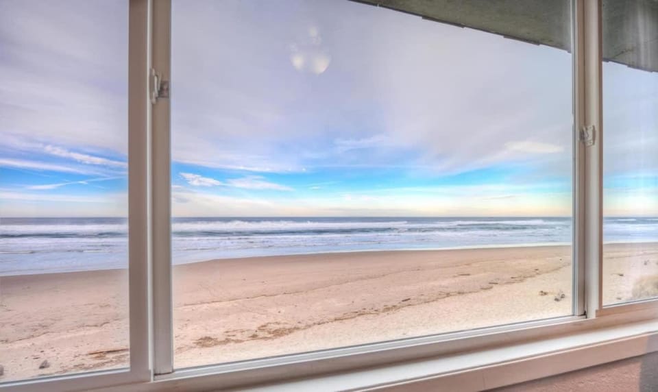 Luxurious Oceanfront Suite - Sleeps 6 - Second Floor - Pool and Sauna House in Lincoln City