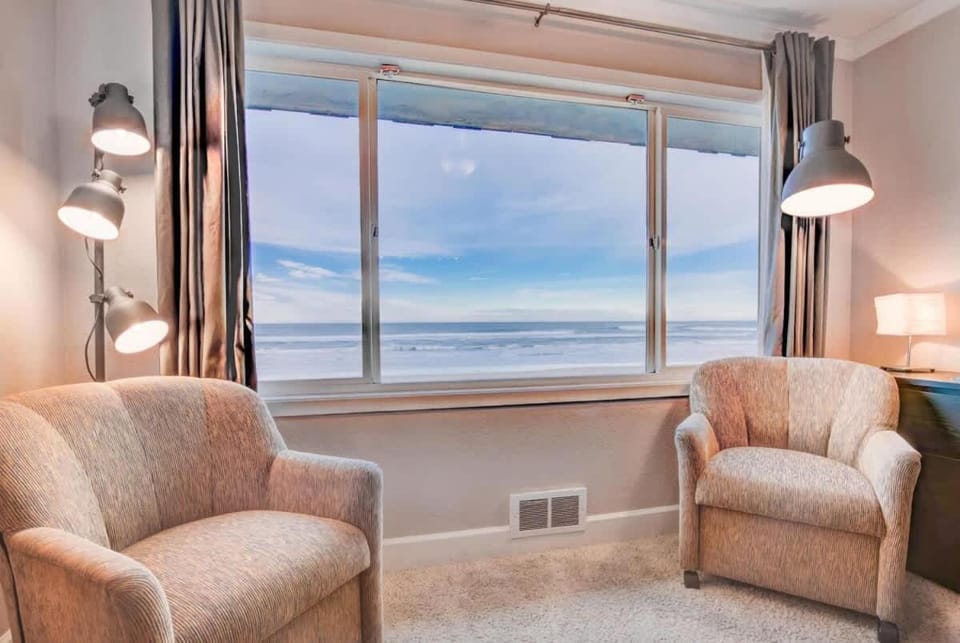 Luxurious Oceanfront Suite - Sleeps 6 - Second Floor - Pool and Sauna House in Lincoln City