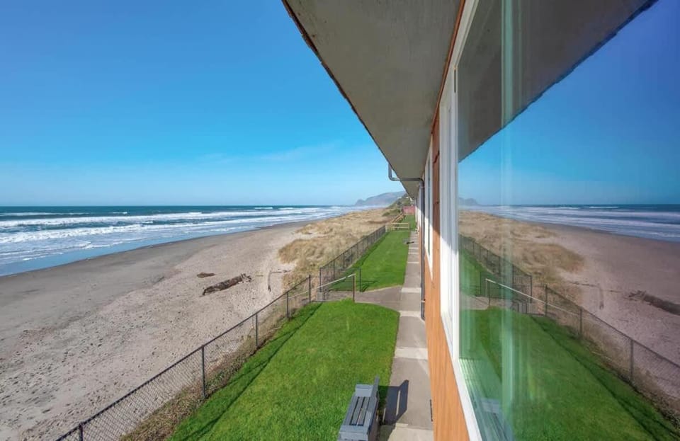Beachfront Suite - Second Floor - Sleeps 4 - Pool and Sauna House in Lincoln City