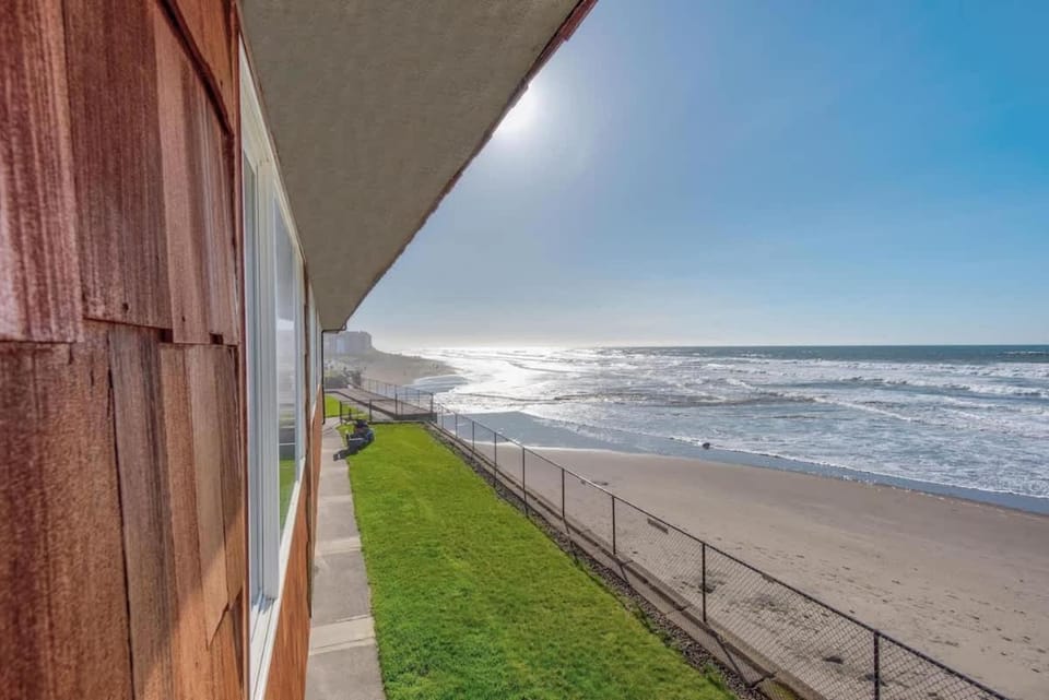 Beachfront Suite - Second Floor - Sleeps 4 - Pool and Sauna House in Lincoln City