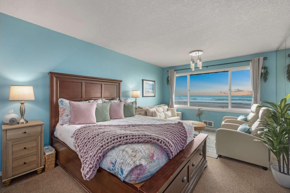 Stunning Beachfront Suite - Sleeps 6 - Second Floor - Pool and Sauna House in Lincoln City