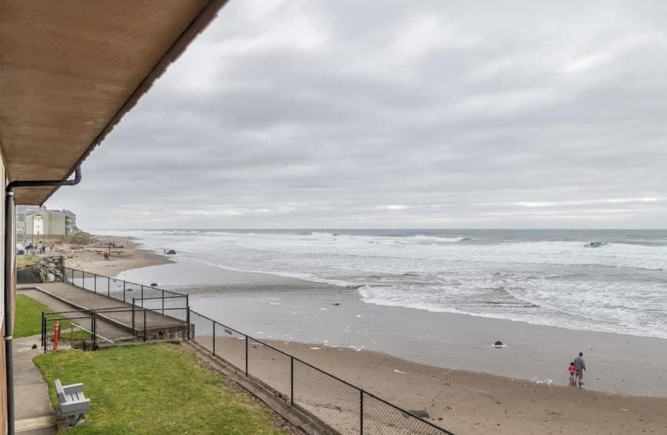 Gorgeous Beachfront Suite On Second Floor - Sleeps 4 - Pool and Sauna House in Lincoln City
