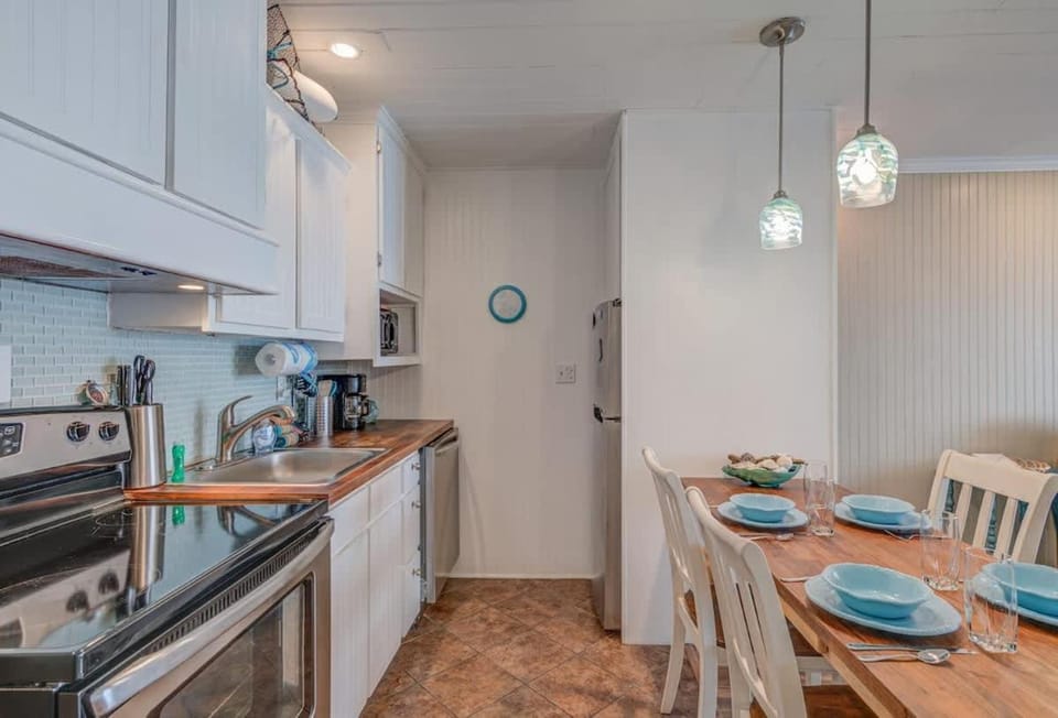 Gorgeous Beachfront Suite On Second Floor - Sleeps 4 - Pool and Sauna House in Lincoln City