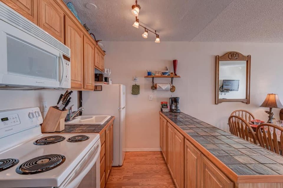 Stunning Beachfront Suite - Sleeps 4 - Second Floor - Pool and Sauna House in Lincoln City