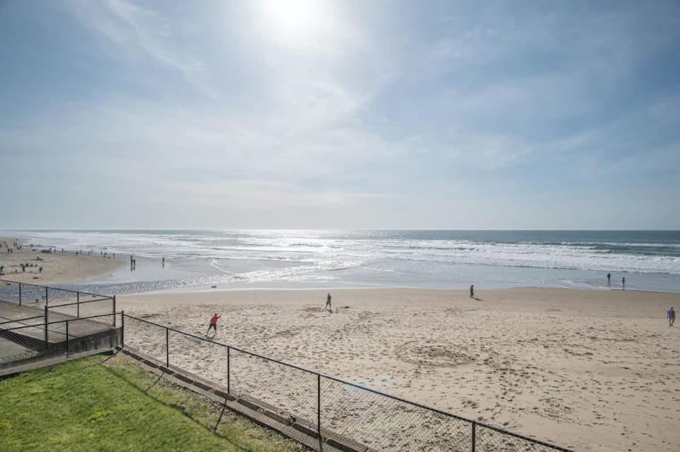 Stunning Beachfront Suite - Sleeps 4 - Second Floor - Pool and Sauna House in Lincoln City