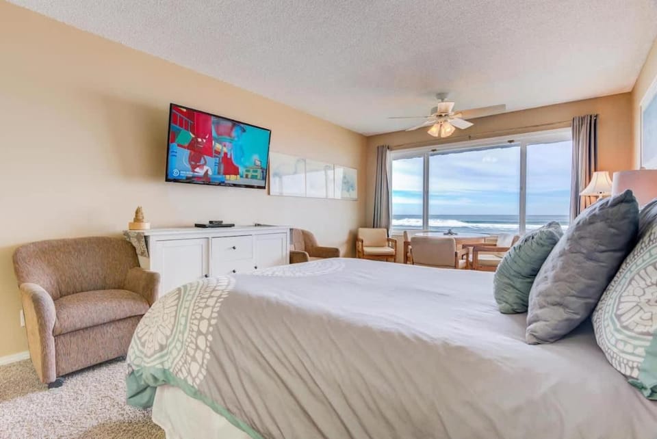 Beautiful Oceanfront Suite - Pool and Sauna - Second Floor - Sleeps 4 House in Lincoln City
