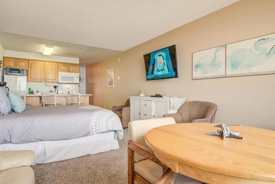 Beautiful Oceanfront Suite - Pool and Sauna - Second Floor - Sleeps 4 House in Lincoln City