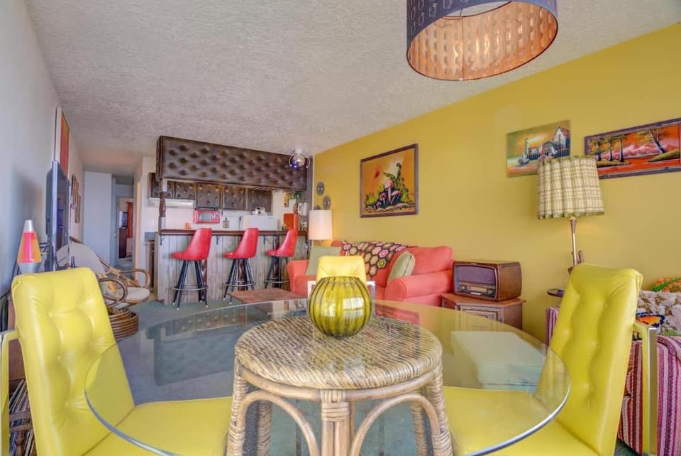 Retro Oceanfront Suite - Pool and Sauna - Second Floor - Sleeps 4 House in Lincoln City