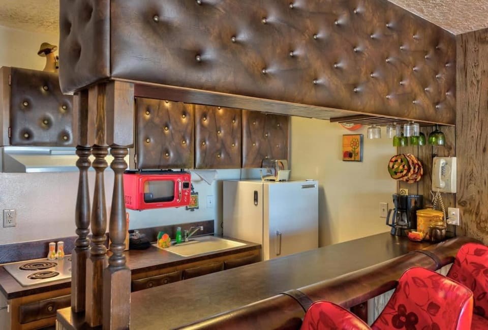 Retro Oceanfront Suite - Pool and Sauna - Second Floor - Sleeps 4 House in Lincoln City
