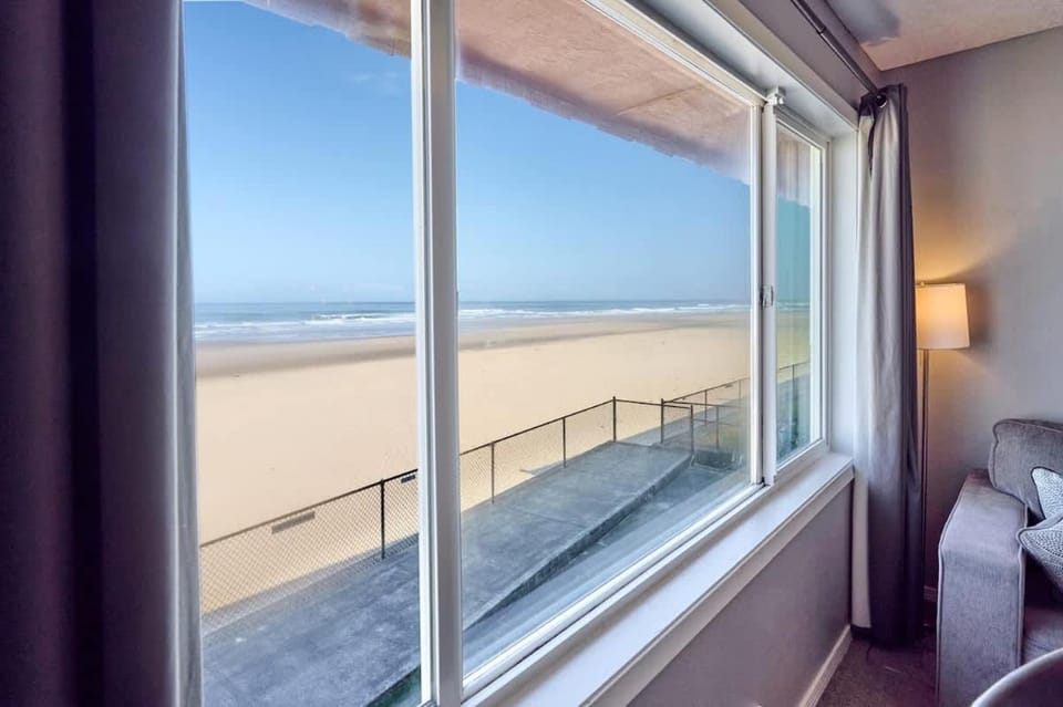 Modern Beachfront Suite - Pool and Sauna - Second Floor - Sleeps 4 House in Lincoln City