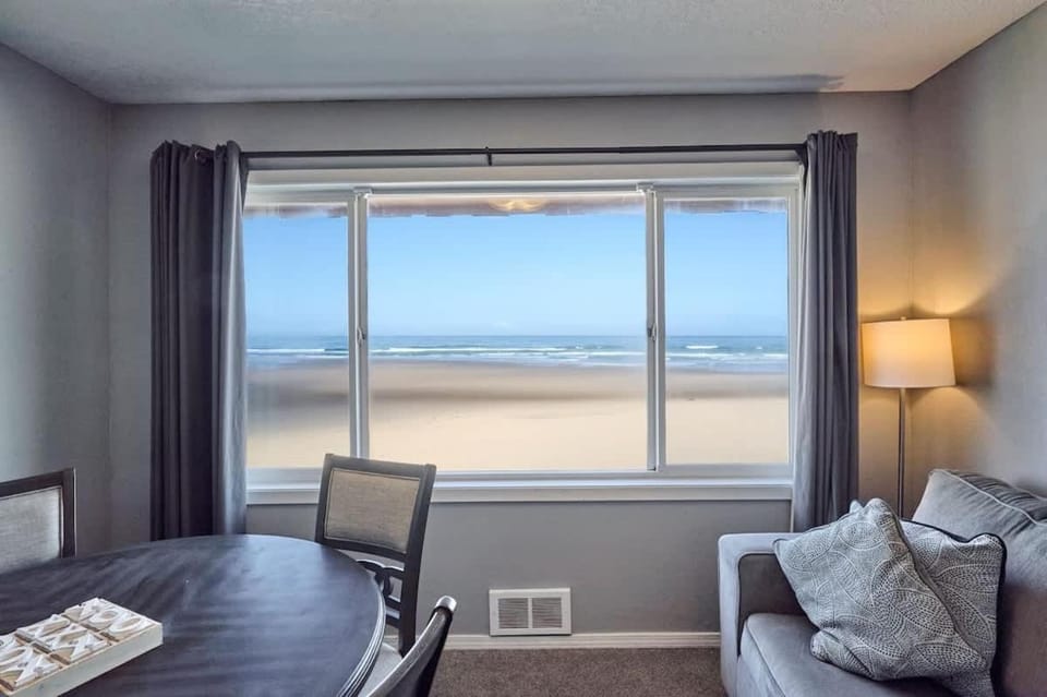 Modern Beachfront Suite - Pool and Sauna - Second Floor - Sleeps 4 House in Lincoln City