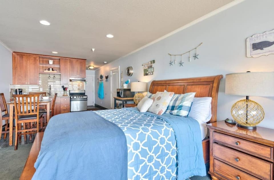 Top Floor Oceanfront Suite - Pool and Sauna - Sleeps 4 House in Lincoln City