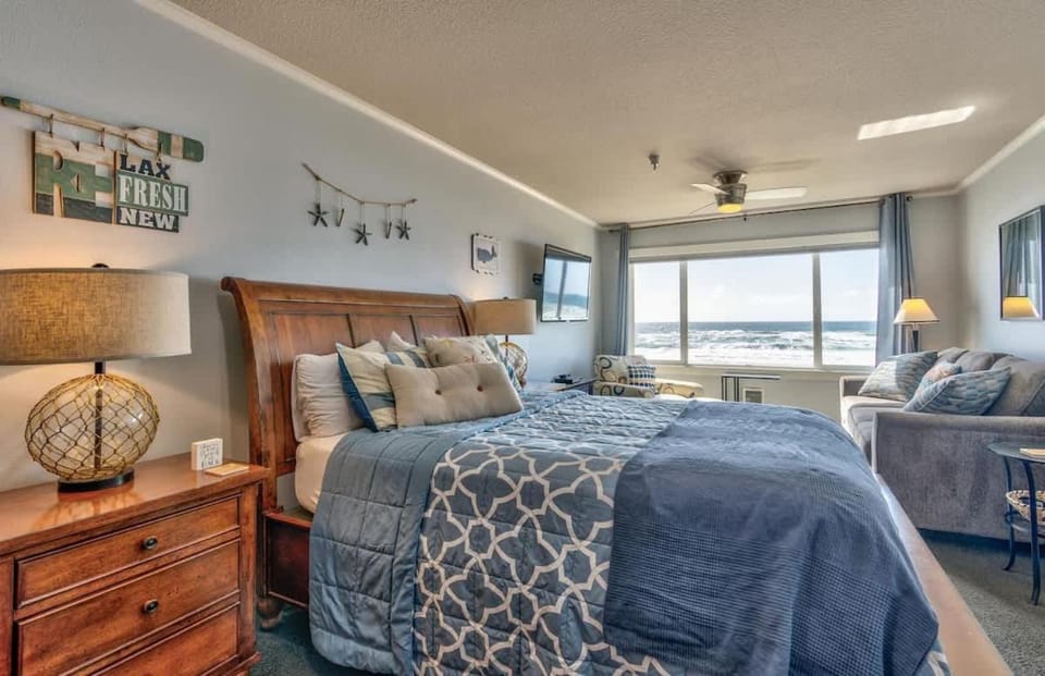 Top Floor Oceanfront Suite - Pool and Sauna - Sleeps 4 House in Lincoln City