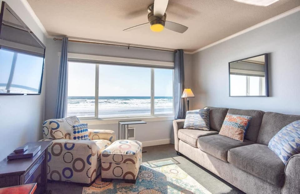 Top Floor Oceanfront Suite - Pool and Sauna - Sleeps 4 House in Lincoln City