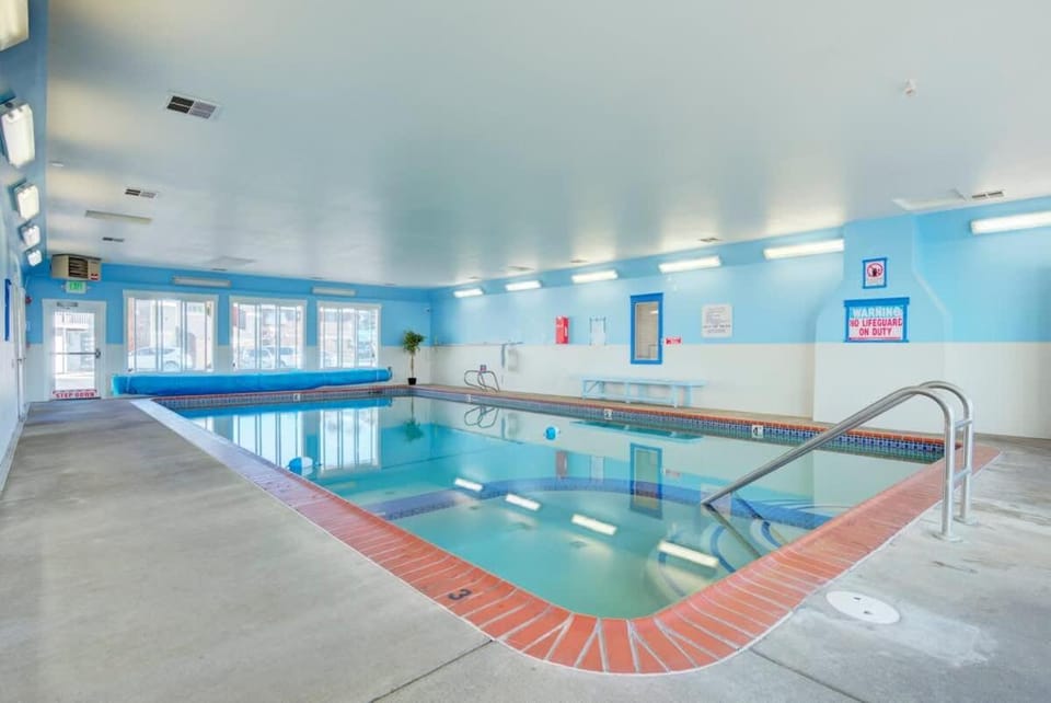 Oceanfront Suite - Top Floor - Pool and Sauna - Sleeps 4 House in Lincoln City