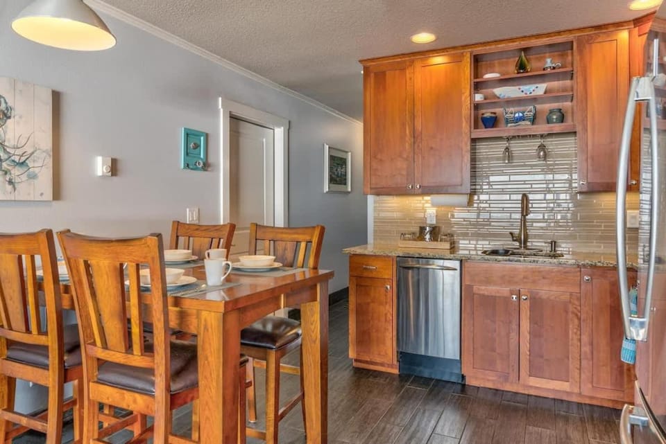 Oceanfront Suite - Top Floor - Pool and Sauna - Sleeps 4 House in Lincoln City