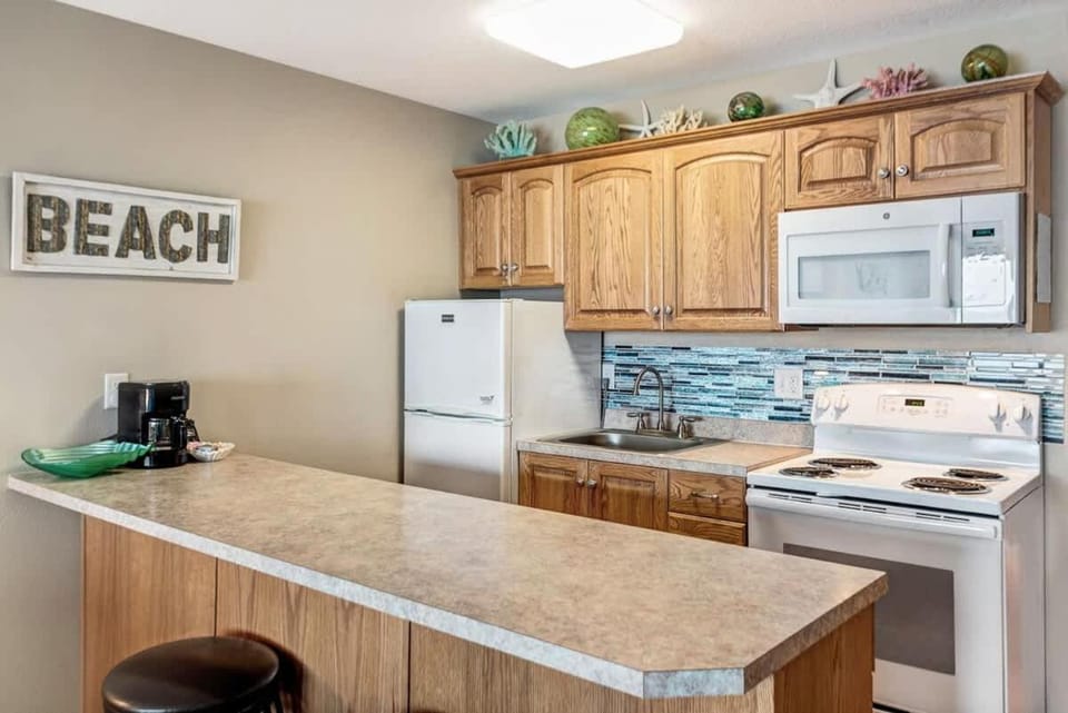 Gorgeous Oceanfront Suite - Top Floor - Pool and Sauna - Sleeps 4 House in Lincoln City