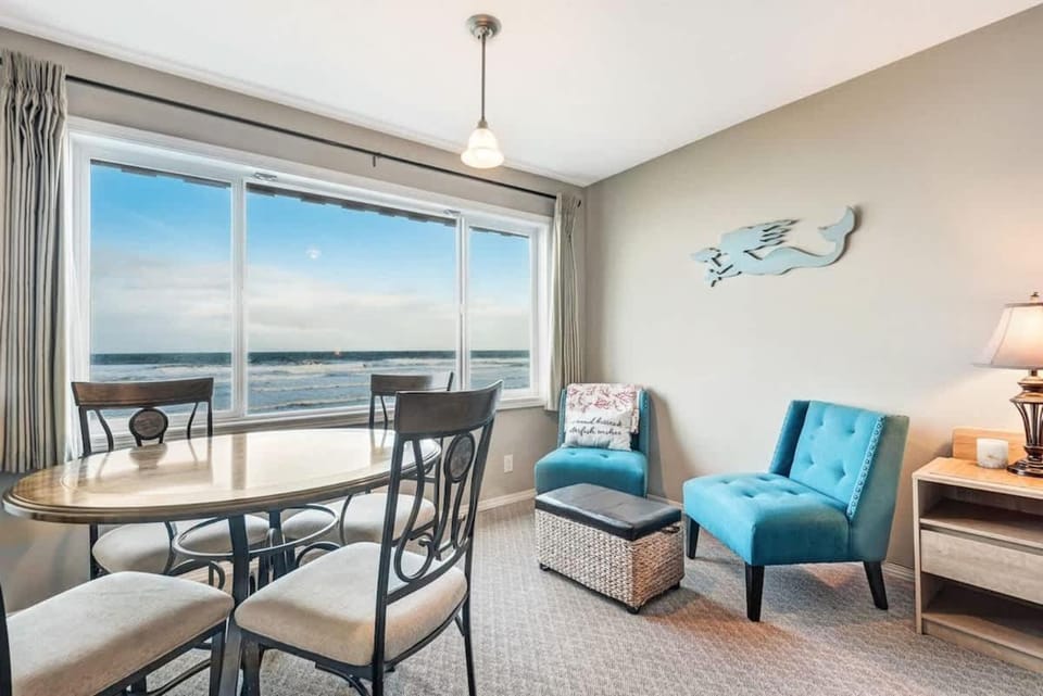 Gorgeous Oceanfront Suite - Top Floor - Pool and Sauna - Sleeps 4 House in Lincoln City