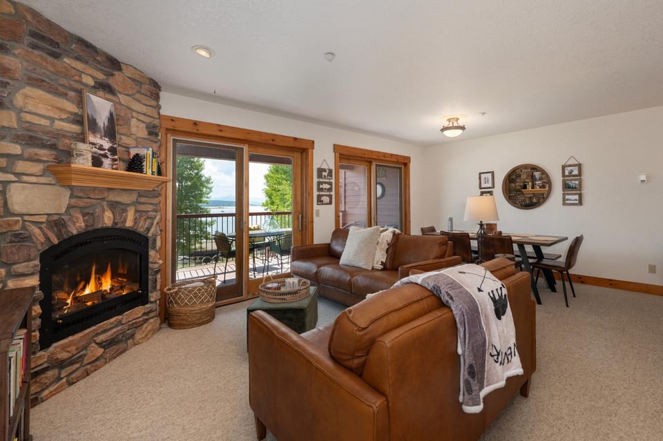 Beacon Landing Condo, Lakefront on Lake Granby, Luxurious Quality with Marina Right Outside Apartment in Rocky Mountain National Park