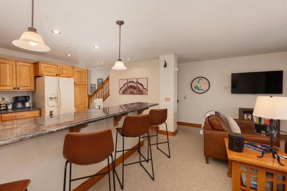 Beacon Landing Condo, Lakefront on Lake Granby, Luxurious Quality with Marina Right Outside Apartment in Rocky Mountain National Park