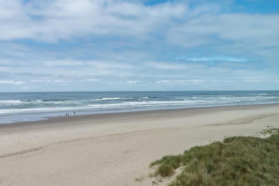 Beachfront Suite - Pool and Sauna - Top Floor - Sleeps 4 House in Lincoln City