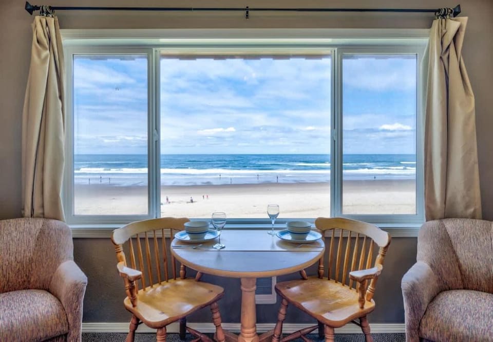 Beachfront Suite - Pool and Sauna - Top Floor - Sleeps 4 House in Lincoln City