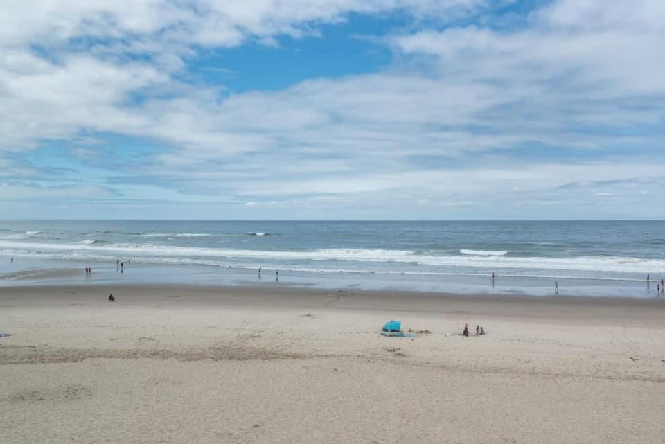 Beachfront Suite - Pool and Sauna - Top Floor - Sleeps 4 House in Lincoln City