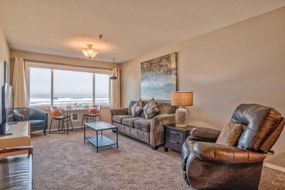 Beautiful Oceanfront Suite - Top Floor - Pool and Sauna - Sleeps 4 House in Lincoln City