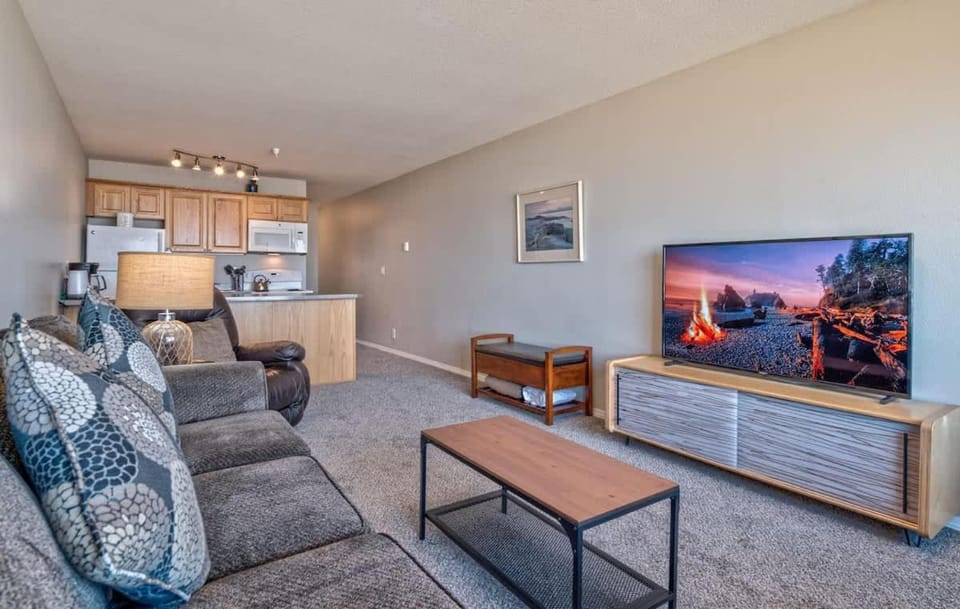 Beautiful Oceanfront Suite - Top Floor - Pool and Sauna - Sleeps 4 House in Lincoln City